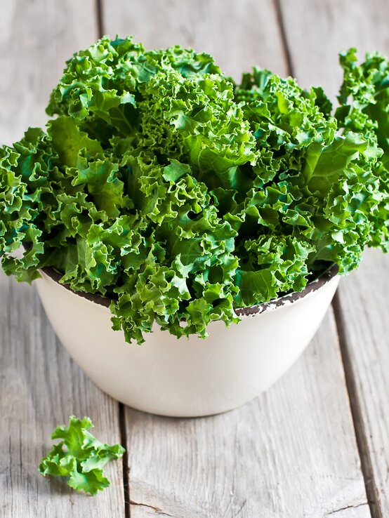 Grünkohl (Englisch: Kale) erlebt derzeit eine Renaissance, vollkommen zurecht, denn 100g decken unseren täglichen Vitamin-C-Bedarf und enthalten so viel Calcium wie ein Glas Milch. | © istock/Karaidel