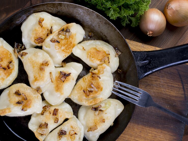 Pierogi in einer Pfanne.