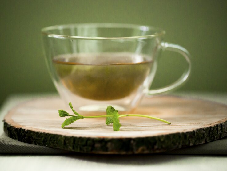 Ungesüsster grüner Tee hilft gegen Mundgeruch und gegen Karies. Genau wie grüner Tee, enthält schwarzer Tee zudem er Fourid und stärkt damit den Zahnschmelz. | © © iStock / FEDelchot