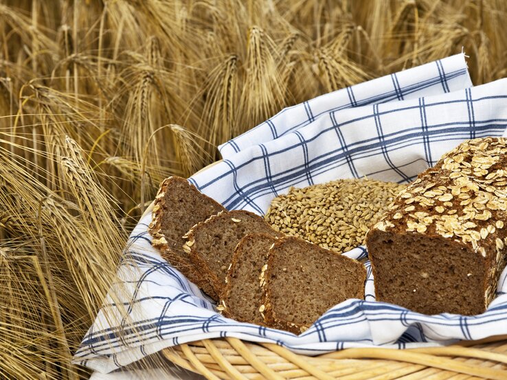 Der Verzehr von festen Vollkornbrot stärkt das Zahnbett. Das Kauen von Vollkoronbrot ist wie Gymnastik für das Zahnbett. | © iStock / foto-rolf