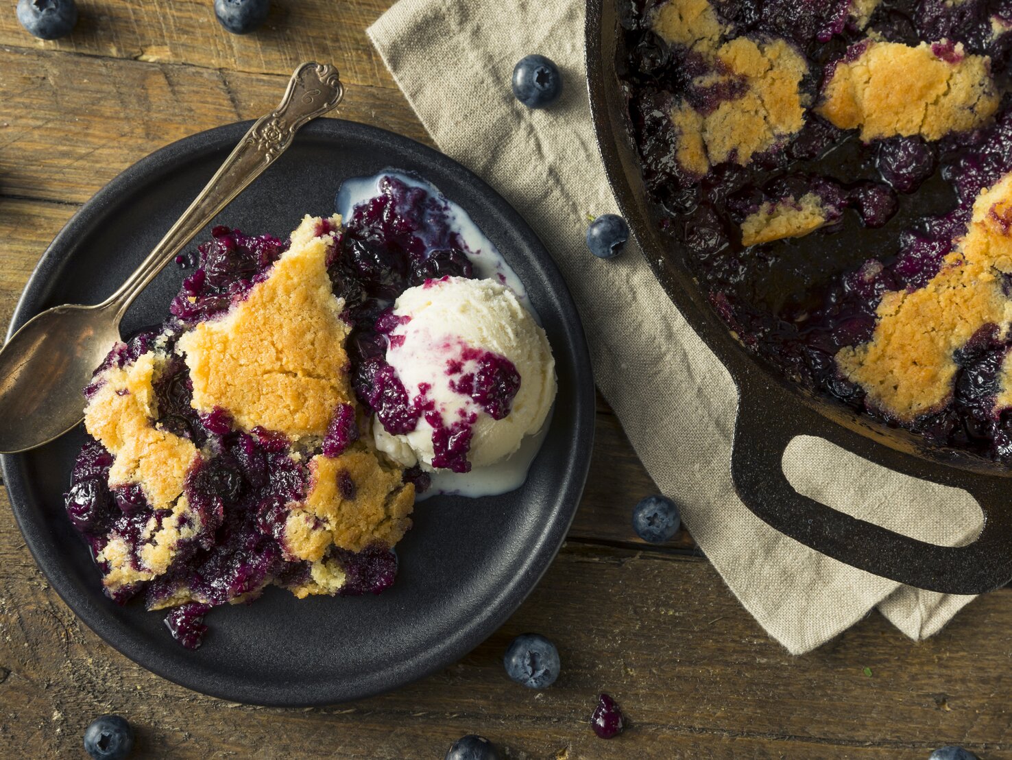 Fruchtiger Heidelbeer-Auflauf: Cobbler mit Vanilleeis Fruchtiger Heidelbeer-Auflauf: Cobbler mit Vanilleeis