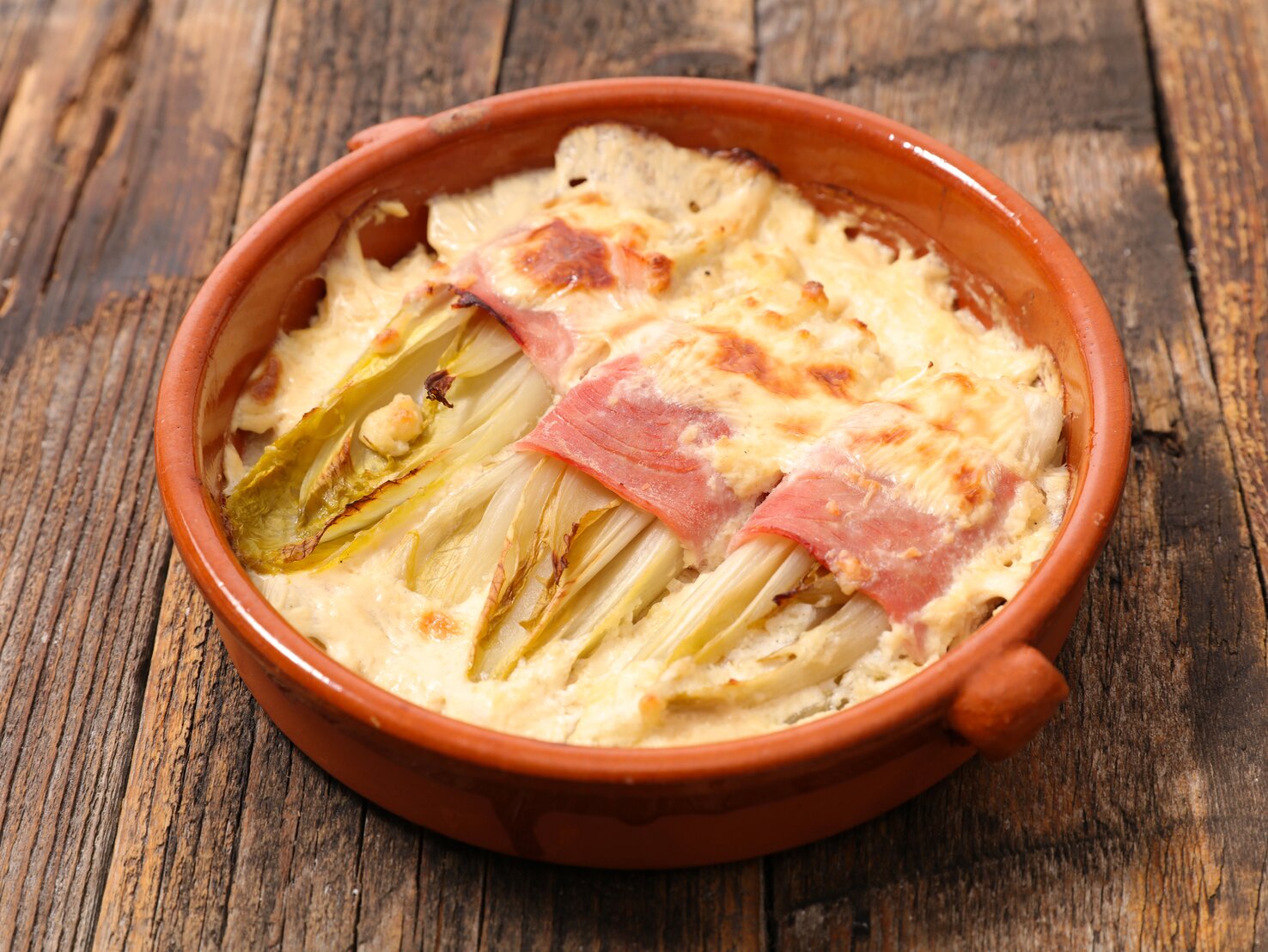 Gesund mit Low-Carb: Leckerer Chicorée-Auflauf mit Schinken