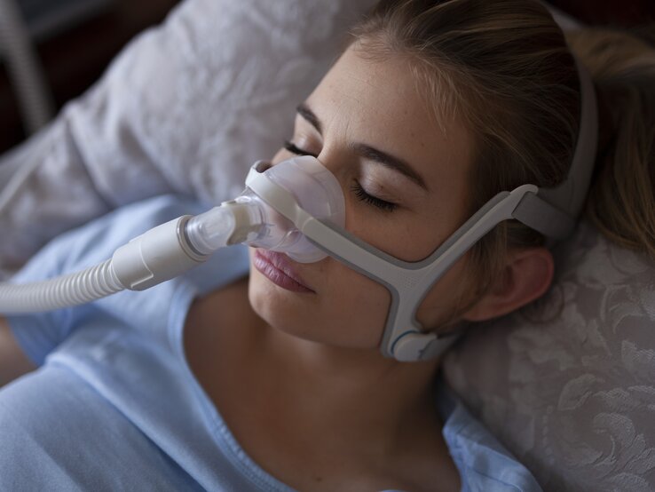 Atmungsstörungen wie Schlafapnoe sind schlimme Schlafräuber | © GettyImages/Hope Connolly