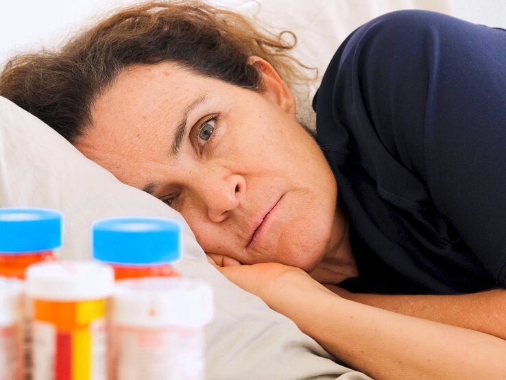 Medikamente können Schlafstörungen als Nebenwirkung haben | © GettyImages/Juanmonino