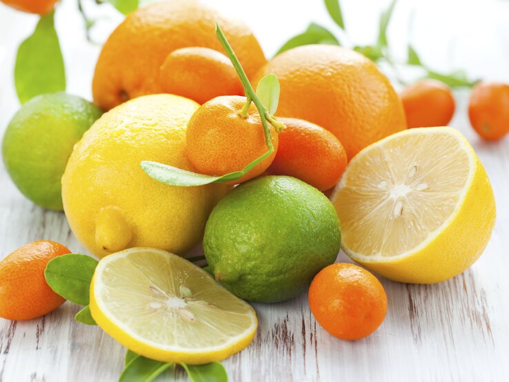 Orangen, Zitronen, Limessen, Zitrusfrüchte | © © iStock / Sarsmis
