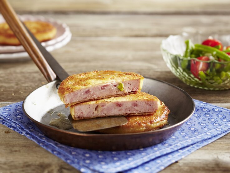 Mehrere gebratene Jagdwurstscheiben.