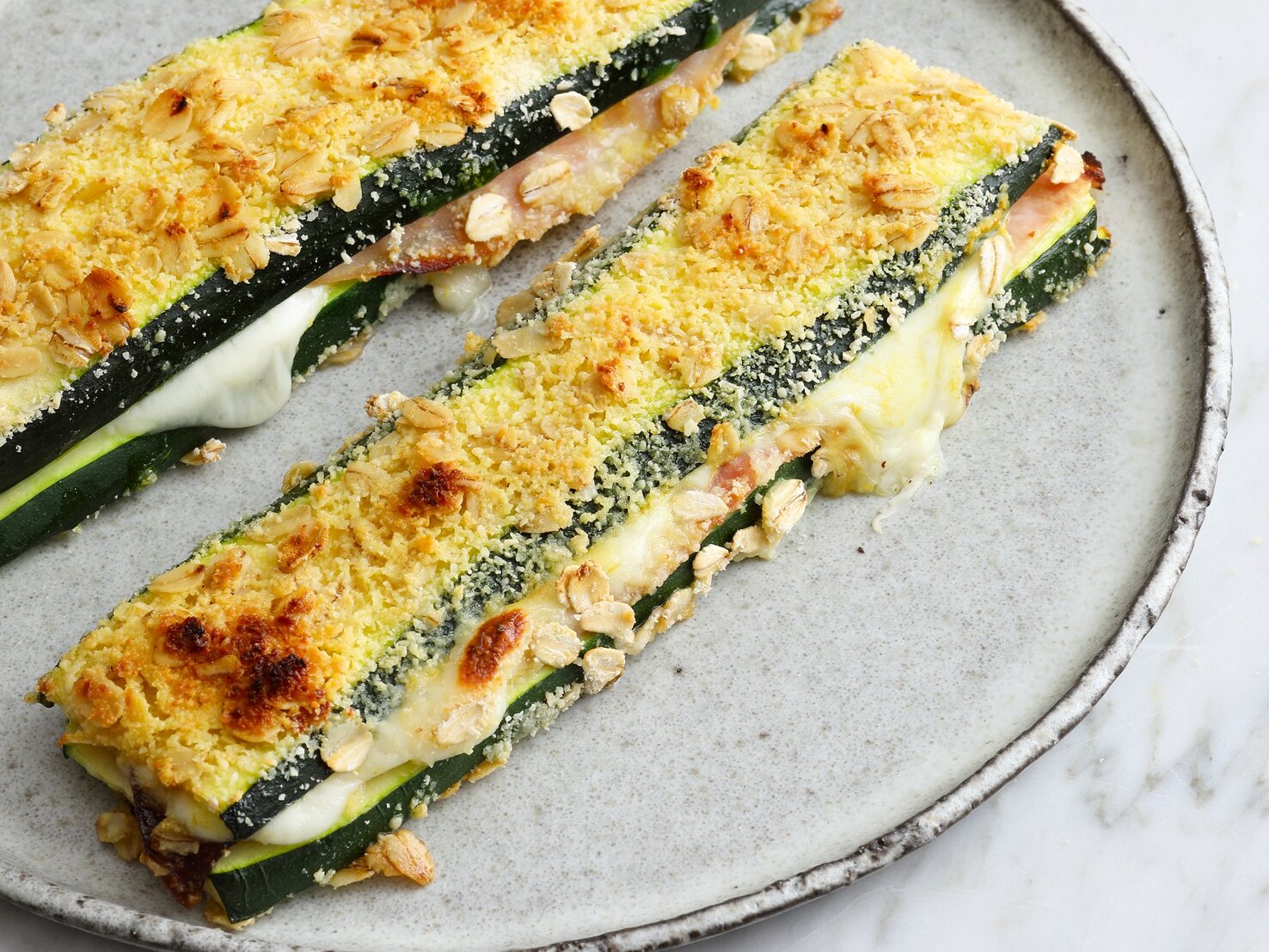 Knuspriges Zucchini-Cordon-Bleu mit Schinken: Low-Carb im Herbst