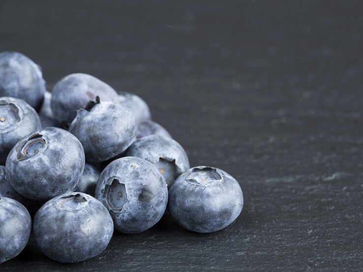 Heidelbeeren können ruhigen Gewissens den Kampf mit der Acai-Beer aufnehmen, sowohl was die Vitamine C, E, B und Mineralstoffe angeht. Auch Rotkohl und Brombeeren stehen Acai in puncto Antioxidantien in nichts nach. | © istock/cordimages