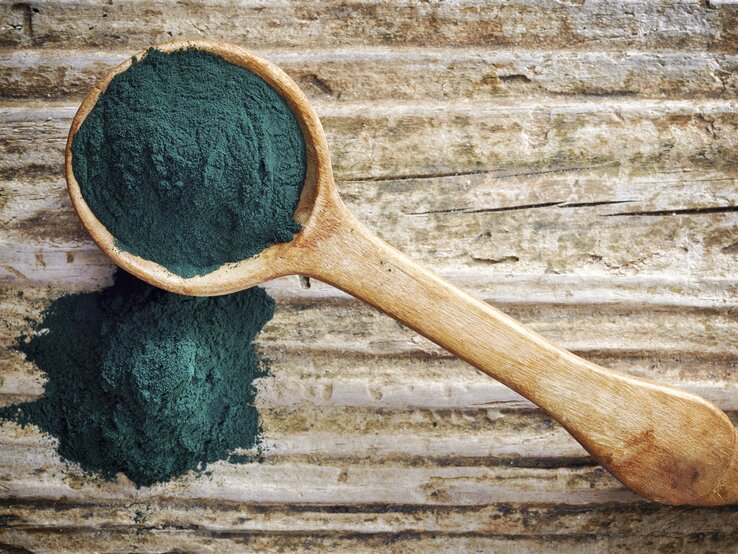 Spirulina soll DAS Superfood zum Entgiften sein, jedoch ist das vermeintliche Wundermittel nicht nur teuer, sondern auch oft von Schwermetallen belastet. Greifen Sie lieber zu regionalen und saisonalen Obst- und Gemüsesorten, die Ihnen  mehr Nährstoffe zuführen als ein oftmals mit Schadstoffen belastetes Pulver. | © istock/Magone