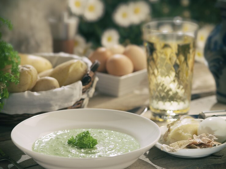 Frankfurter grüne Soße mit Eiern, Kartoffeln und einem Glas Apfelwein.