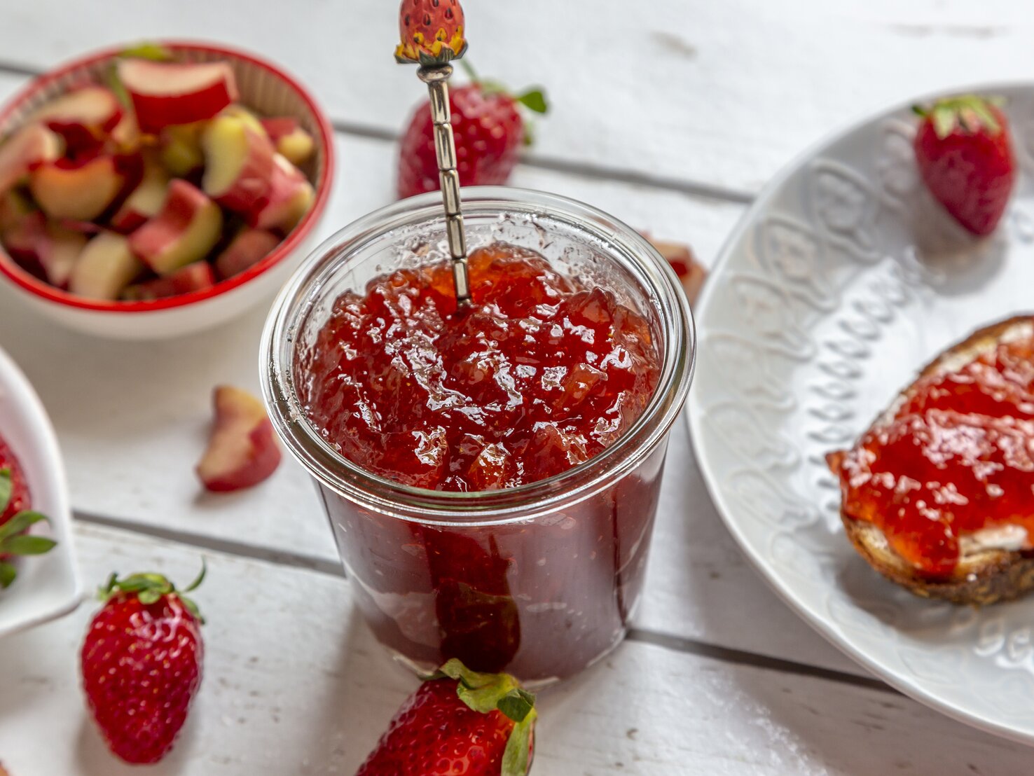 Rhabarber-Erdbeer-Gelee: Großmutters saisonale Leckerei Rhabarber-Erdbeer-Gelee: Großmutters saisonale Leckerei