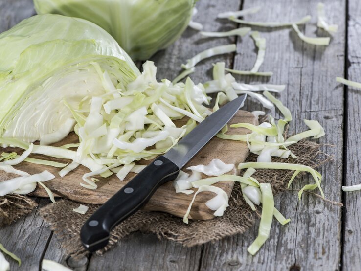 Der Hauptbestandteil der Kohlsuppendiät ist der Weißkohl oder auch Weißkraut, Weißkabis, Kappes oder einfach nur Kraut genannt. | © iStock/HandmadePictures iStock_26736254_LARGE.jpg | © iStock/HandmadePictures
