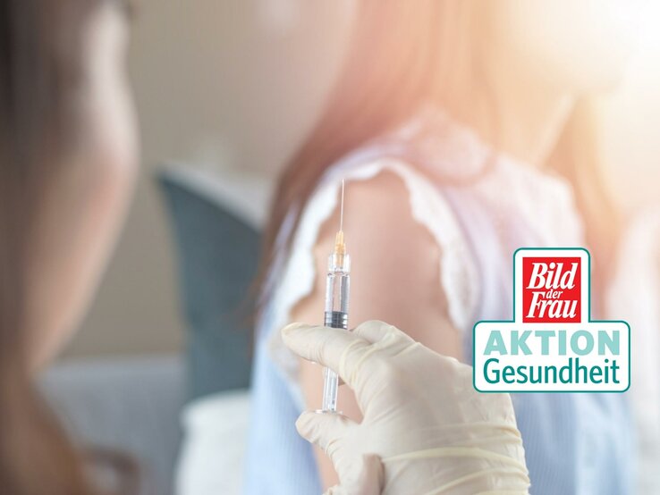 Im Vordergrund eine Spritze, dahinter verschwommen der Oberarm einer Frau. Daneben das Logo der "Aktion Gesundheit" von BILD der FRAU.