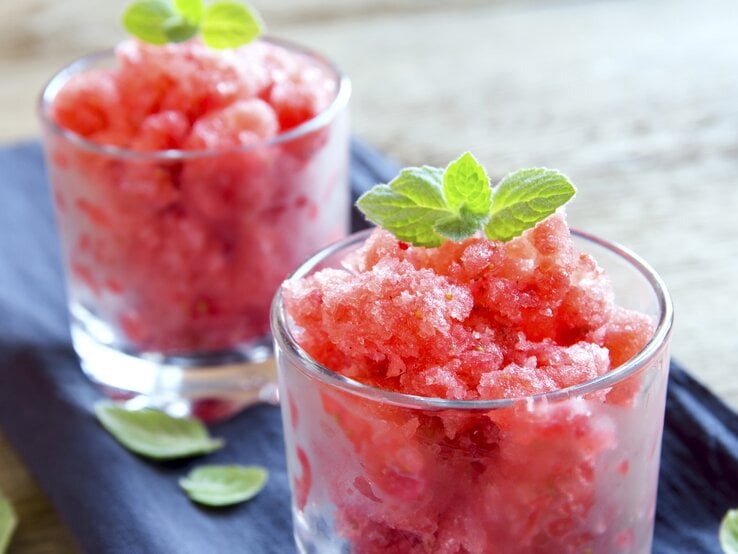 Wassermelone lässt sich einmalig zu Eis verarbeiten. Probiere mal diese erfrischende Wassermelonen-Granita.