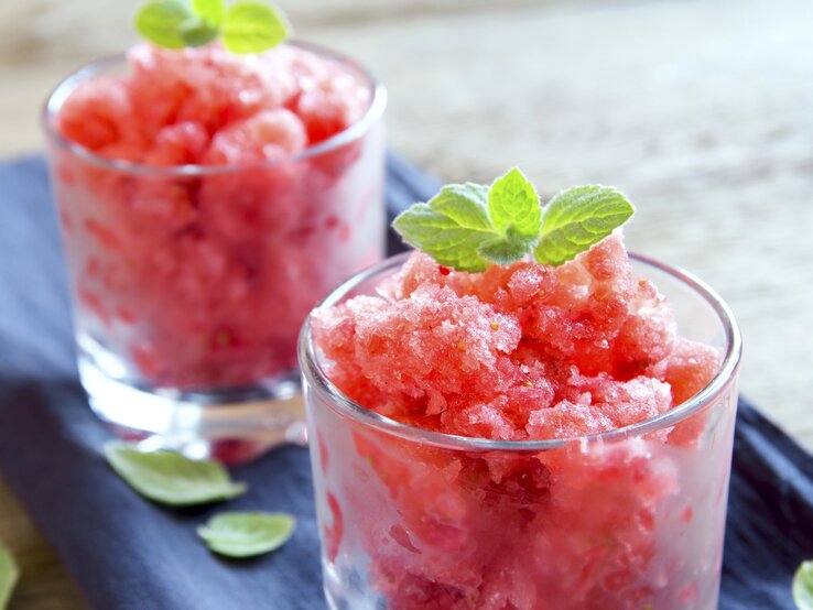 Wassermelone lässt sich einmalig zu Eis verarbeiten. Probiere mal diese erfrischende Wassermelonen-Granita. Wassermelone lässt sich einmalig zu Eis verarbeiten. Probiere mal diese erfrischende Wassermelonen-Granita.