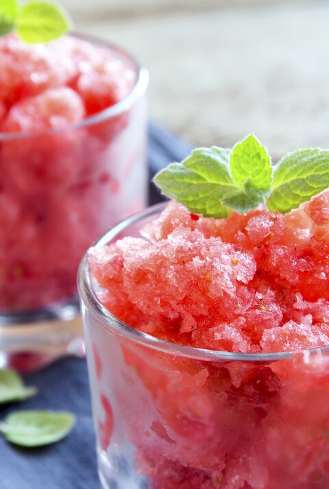 Wassermelone lässt sich einmalig zu Eis verarbeiten. Probiere mal diese erfrischende Wassermelonen-Granita.