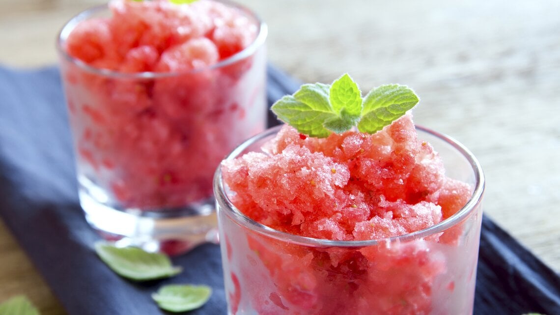 Wassermelone lässt sich einmalig zu Eis verarbeiten. Probiere mal diese erfrischende Wassermelonen-Granita.