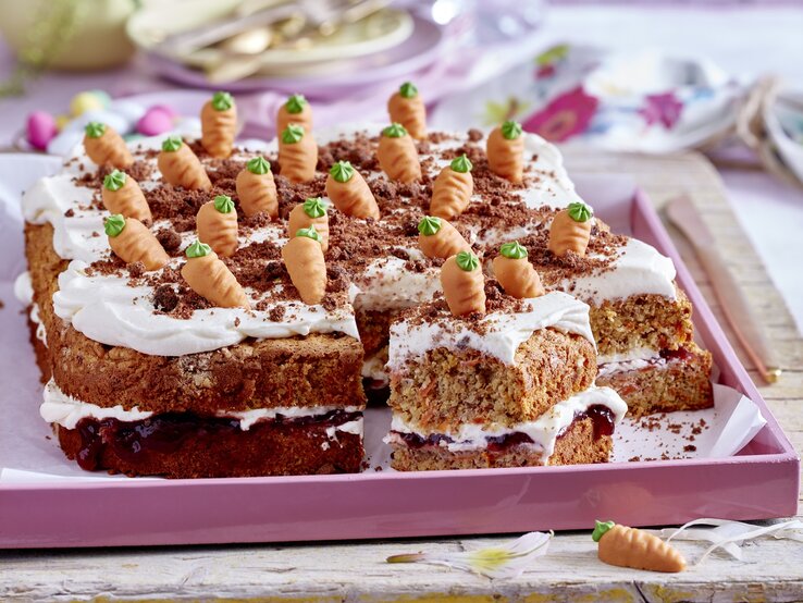 Karotten-Blechkuchen, passen zu Ostern geschmückt.