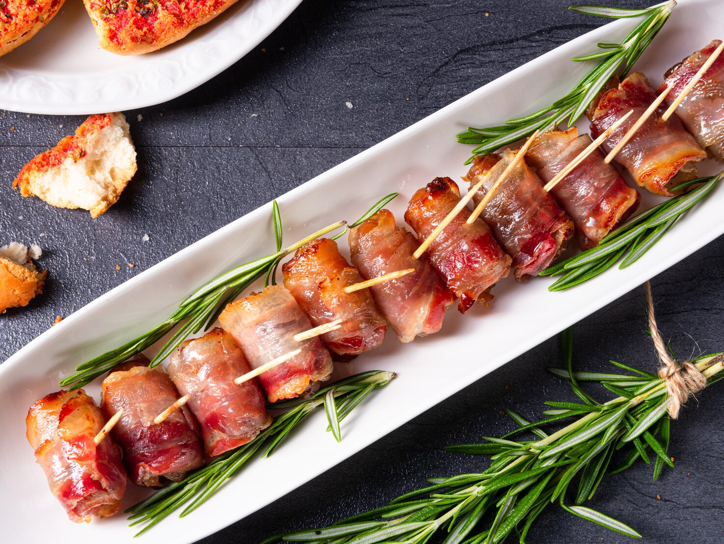 Gefüllte Datteln im Speckmantel: Idealer Snack für die Sommerparty