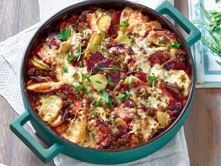 Rote-Bete-Auflauf mit Hackfleisch / runde, ofenfeste Form / Draufsicht