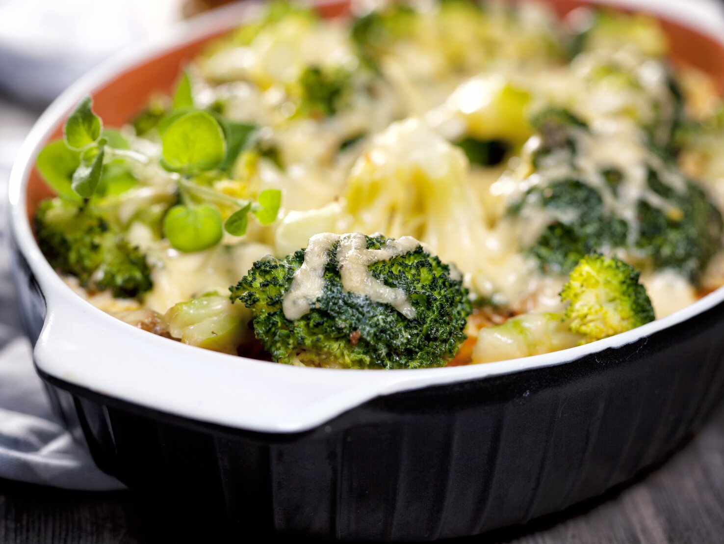 Brokkoli-Auflauf mit cremigem Gouda: Low-Carb schlemmen ohne Reue