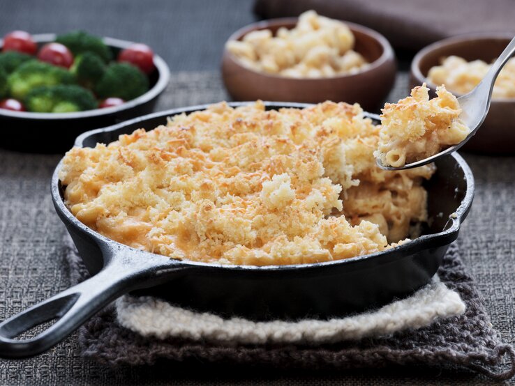 Gusseiserne Pfanne, gefüllt mit typisch amerikanischem Mac and Cheese. 