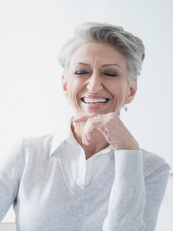 Frau_Graues_Haar_Föhnfrisur.jpg | © iStock/JohnnyGreig 