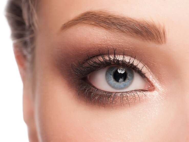 Das blaue, geschminkte Auge einer Frau | © iStock / malyugin 