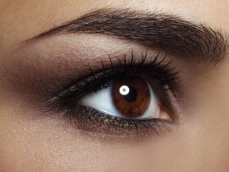 Dunkelbrauens, geschminktes Auge einer Frau | © iStock.com / Anmfoto 