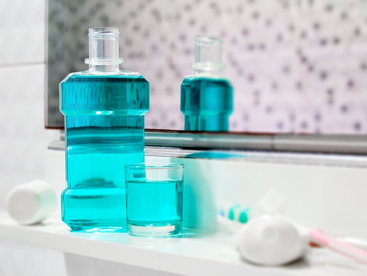 Mundwasser im Badezimmer | © iStock / surasak tapanavongvet mundwasser-iStock-surasak tapanavongvet.jpg | © iStock / surasak tapanavongvet