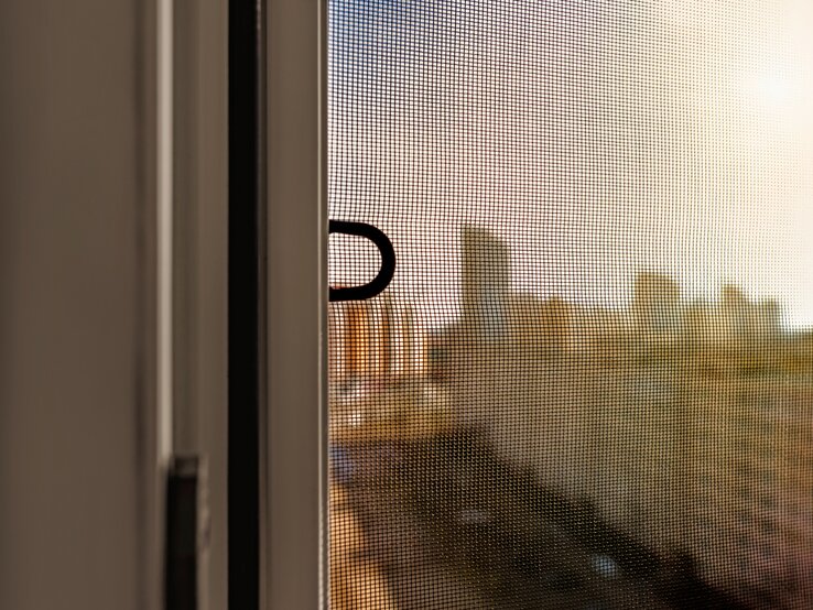 Fliegengitter am Fenster | © iStock/karayuschij