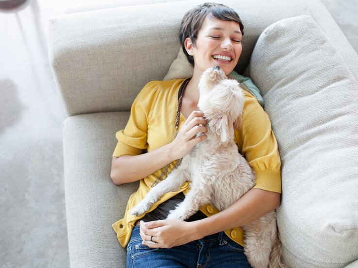 Gemeinsames Kuscheln macht Mensch und Hund glücklich. | © Getty Images/Grace Chon GettyImages-1140004889.jpg | © Getty Images/Grace Chon