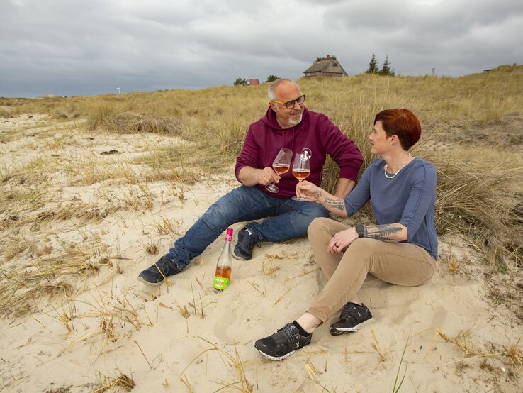 Kristina hat auf der Insel Amrum ihre große Liebe Holger kennen gelernt. Als Ausdruck ihrer Liebe zueinander aber auch zu Amrum haben Sie sich ein gemeinsames Tattoo stechen lassen. | © Guido Ohlenbostel 24036_220429_GO_Inselliebe_0054.jpg | © Guido Ohlenbostel