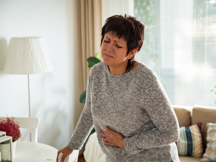 Gastritis (Magenschleimhautentzündung): Bei einer Gastritis ist die Magenschleimhaut entzündet. Typische Symptome sind Schmerzen im Oberbauch, Völlegefühl, Durchfall, Blähungen und Mundgeruch. Es gibt zwei verschiedene Arten der Gastritis: Die akute, die eher selten auftritt, und die chronische. In beiden Fällen entstehen entzündliche Schwellungen der Magenschleimhaut oder sogar geschwürartige Schleimhautschädigungen. Durch diese Schädigung kann die aggressive Magensäure die Schleimhaut angreifen, auf Dauer kann dies sogar zu einem Magengeschwür führen.  <b><a href="https://www.bildderfrau.de/gesundheit/krankheiten/article207919717/Magenschleimhautentzuendung-Diese-Ernaehrung-tut-bei-Gastritis-gut.html">Erfahren Sie hier mehr.</a></b> | © iStock/Sasha_Suzi