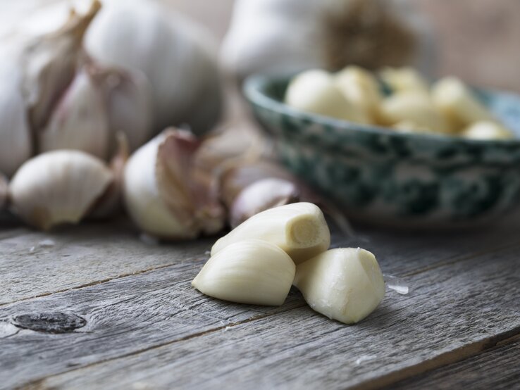 geschälte Knoblauchzehen auf Tisch | © iStock/cheche22