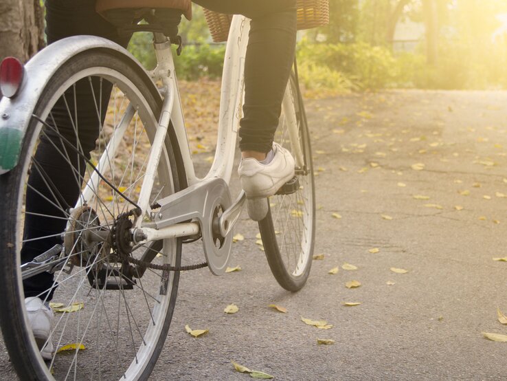 Rückansicht eines Fahrrad fahrenden Menschen. | © iStock/googibga