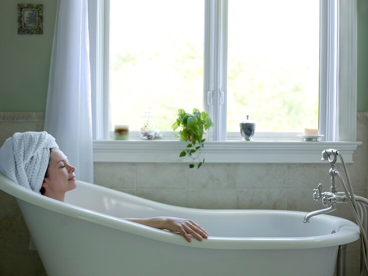Eine Frau badet. | © iStock/diane39