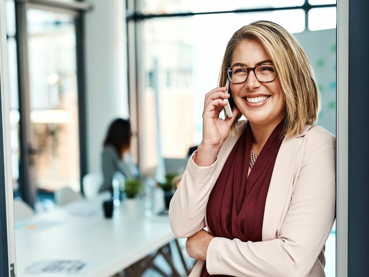 Telefonieren-Aufstehen.jpg | © iStock/PeopleImages