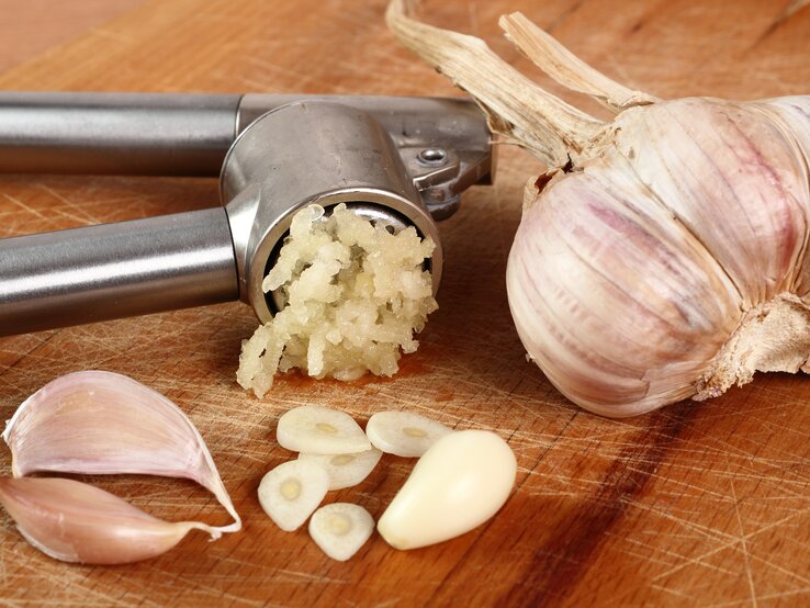 Knoblauch gepresst und geschnitten | © iStock/vinicef