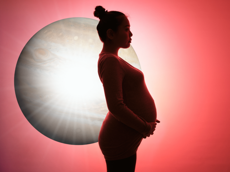 Schwangere Frau mit Mond im Hintergrund.