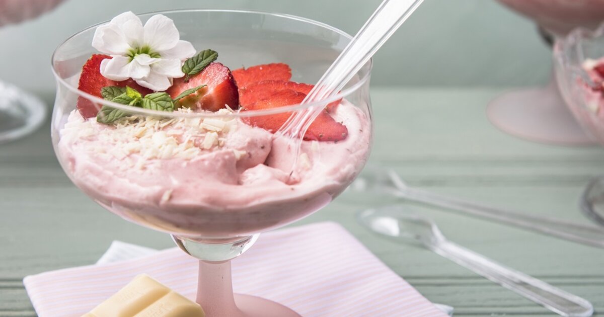 Dessert mit Erdbeeren: Weiße Schokoladenmousse mit Mascarpone & Beeren Dessert mit Erdbeeren: Weiße Schokoladenmousse mit Mascarpone & Beeren