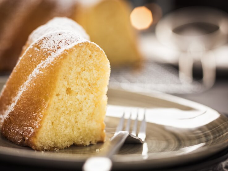 Angeschnittener Sandkuchen mit Puderzucker. 