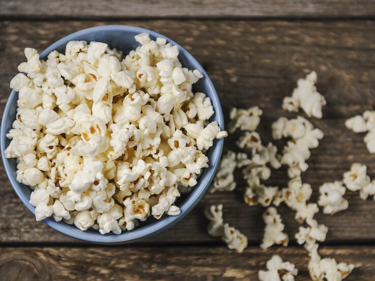 2 Tassen Popcorn haben 100 kcal. | © iStock/Melissandra