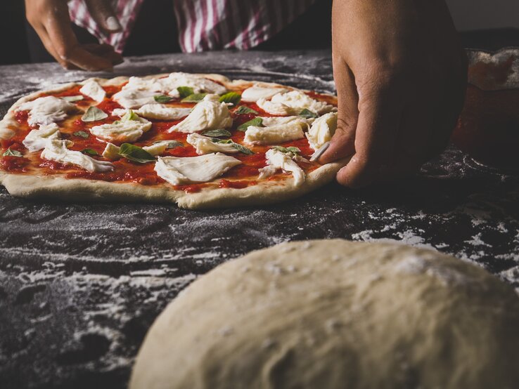 Eine Pizza sollte nicht sofort komplett belegt werden. | © GettyImages/LukaTDB GettyImages-1199773487.jpg | © GettyImages/LukaTDB