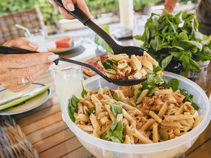 Nudelsalat erst vor dem Servieren vermischen? Keine gute Idee... | © Getty Images/ SolStock GettyImages-1078557768.jpg | © Getty Images/ SolStock