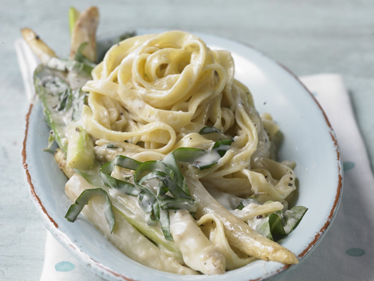 Bandnudeln mit Spargel-Bärlauch-Sahnesoße: Frühlings-Highlight