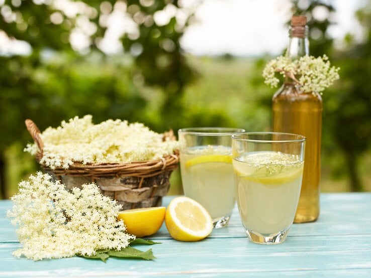 Ob in Wasser oder Sekt: Holunderblütensirup verleiht Getränken das besondere Etwas. 