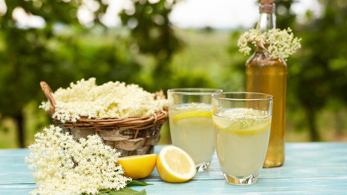 Ob in Wasser oder Sekt: Holunderblütensirup verleiht Getränken das besondere Etwas. 