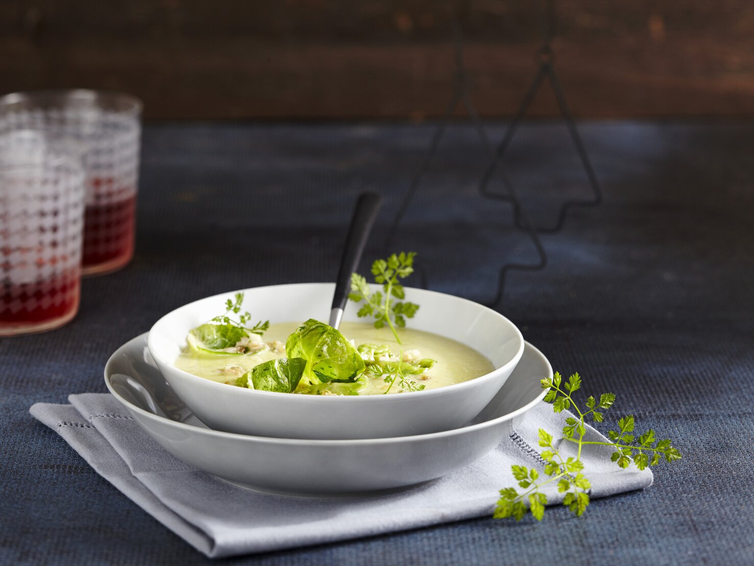 Rosenkohl-Cremesuppe mit Parmesan, Speck und Kerbel