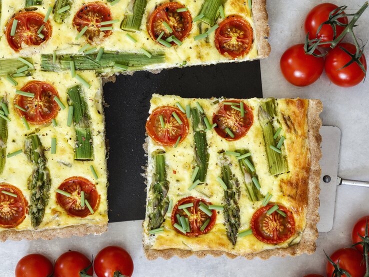 Bunt, ausgewogen, abwechslungsreich: eine Spargelquiche mit Feta und Tomaten! Spargelquiche mit Feta und Tomaten